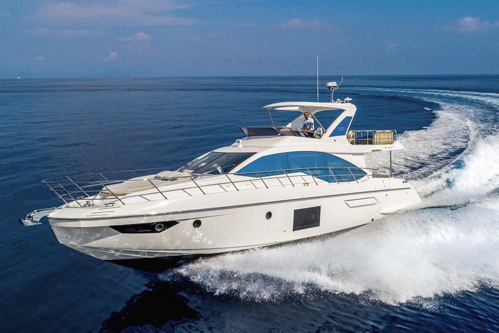 Motor boat Azimut 55 Flybridge running port side