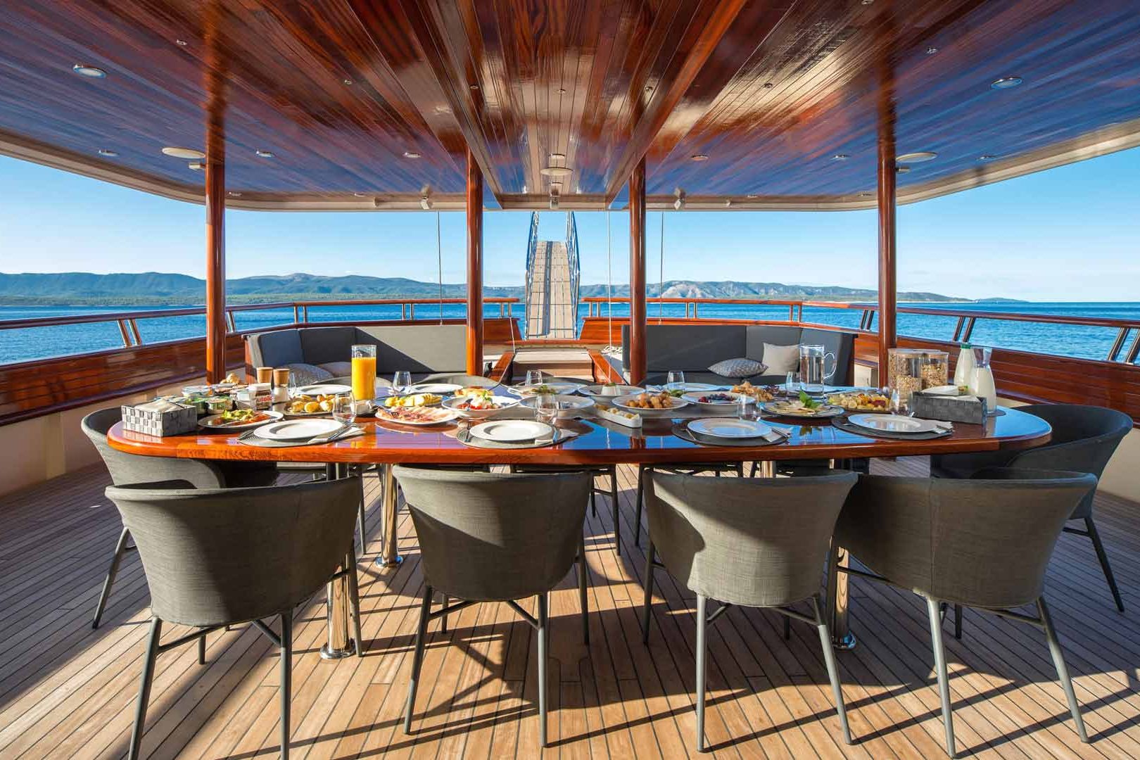 The luxury sailing yacht Son de Mar outside dining area