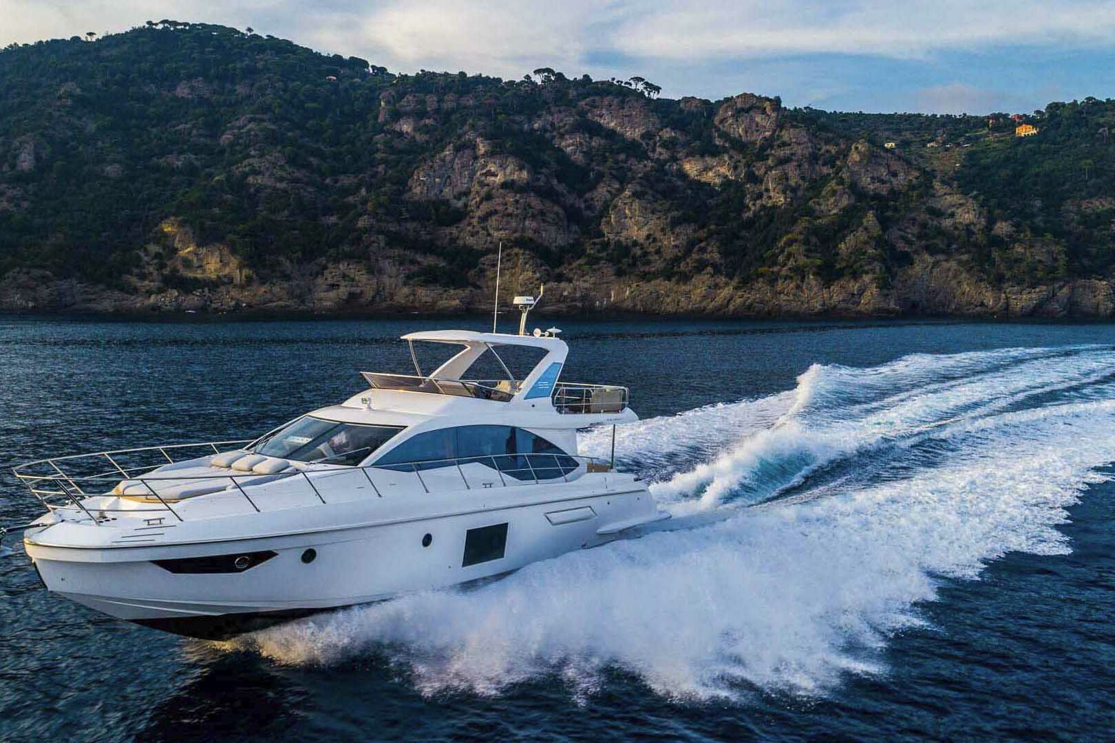 Motor boat Azimut 55 Flybridge running island view