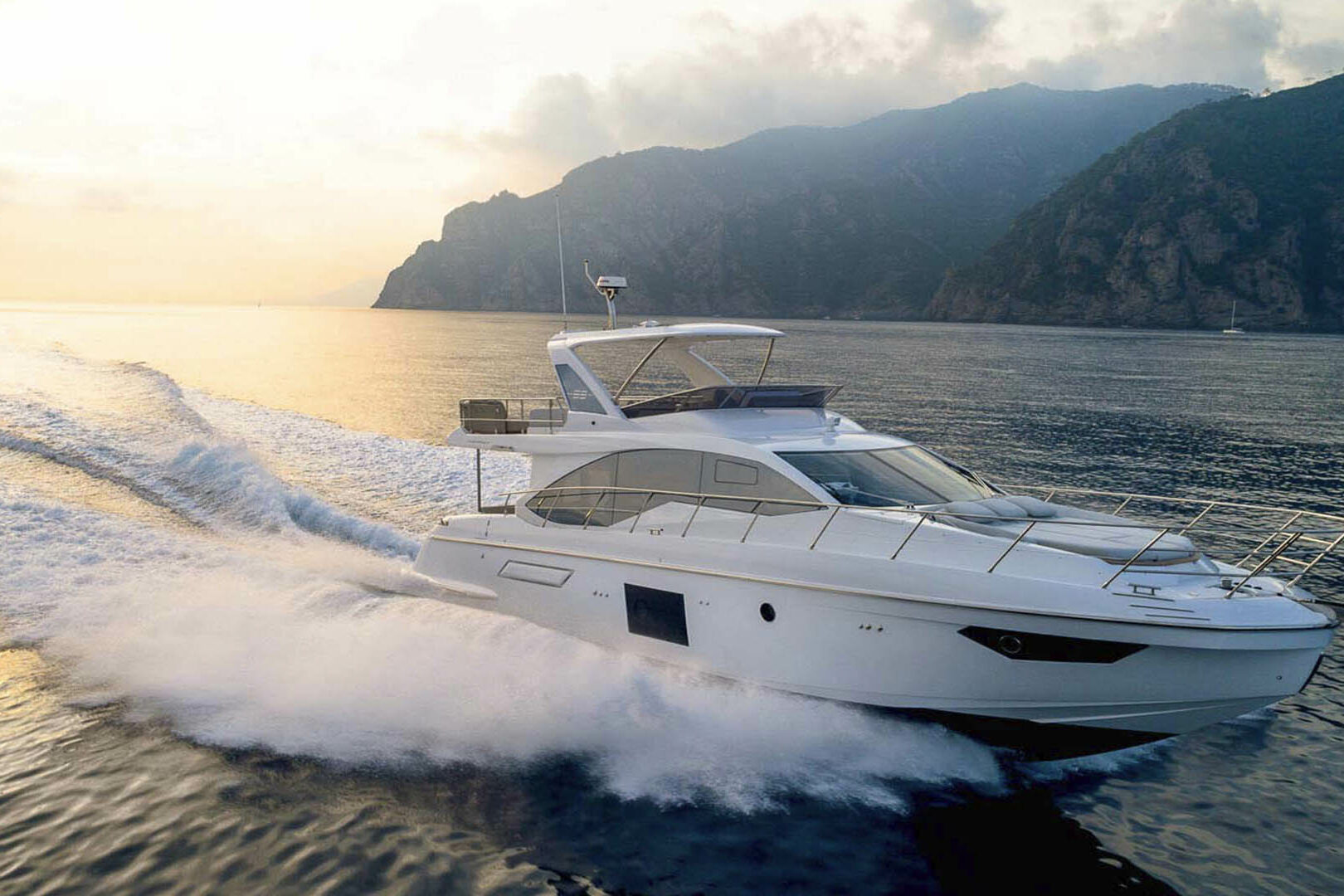 Motor boat Azimut 55 Flybridge running starboard side