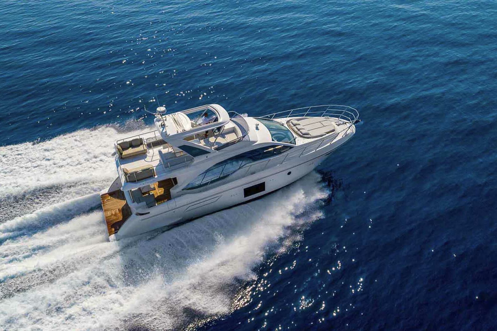 Motor boat Azimut 55 Flybridge running stern view