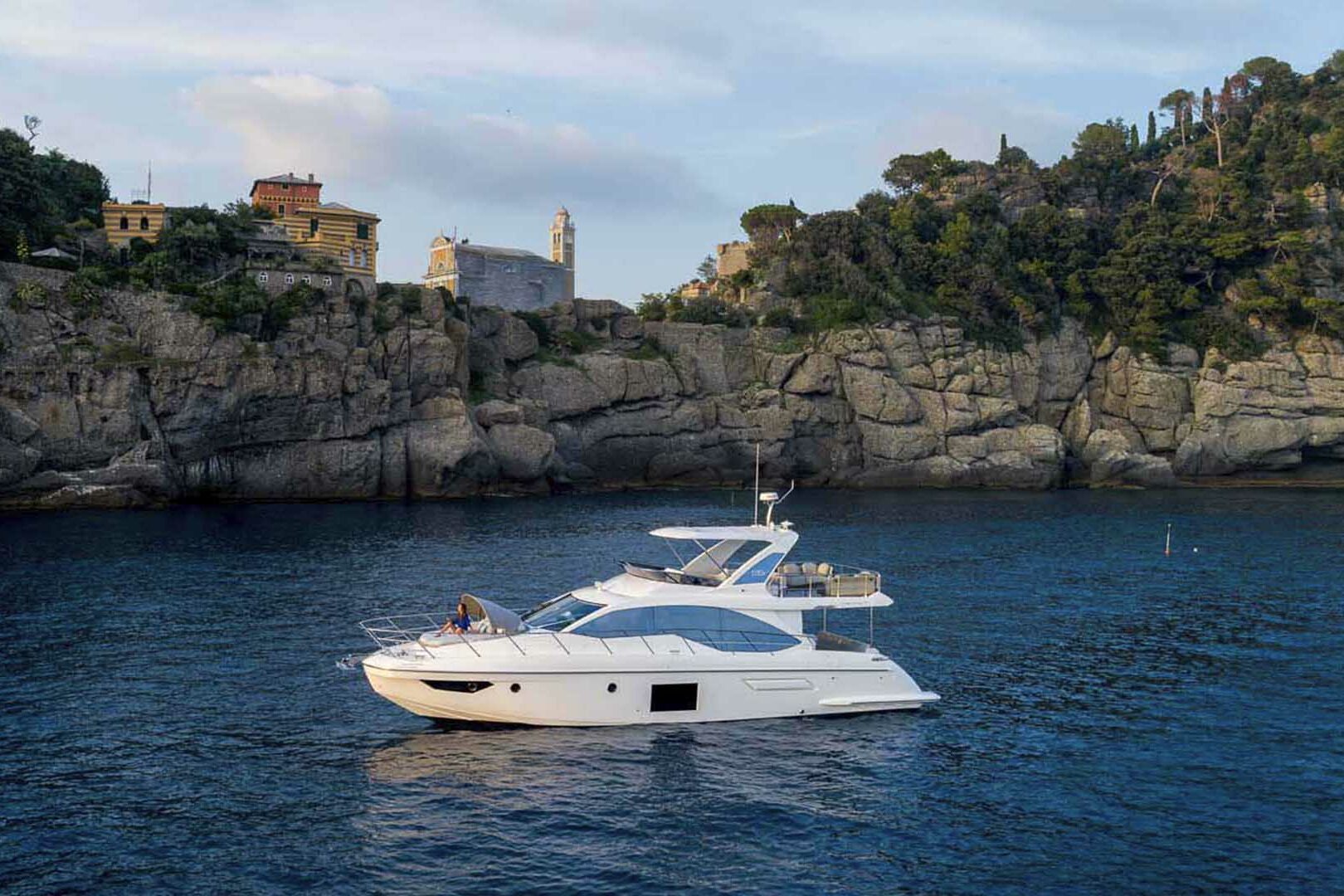 Motor boat Azimut 55 Flybridge on anchor