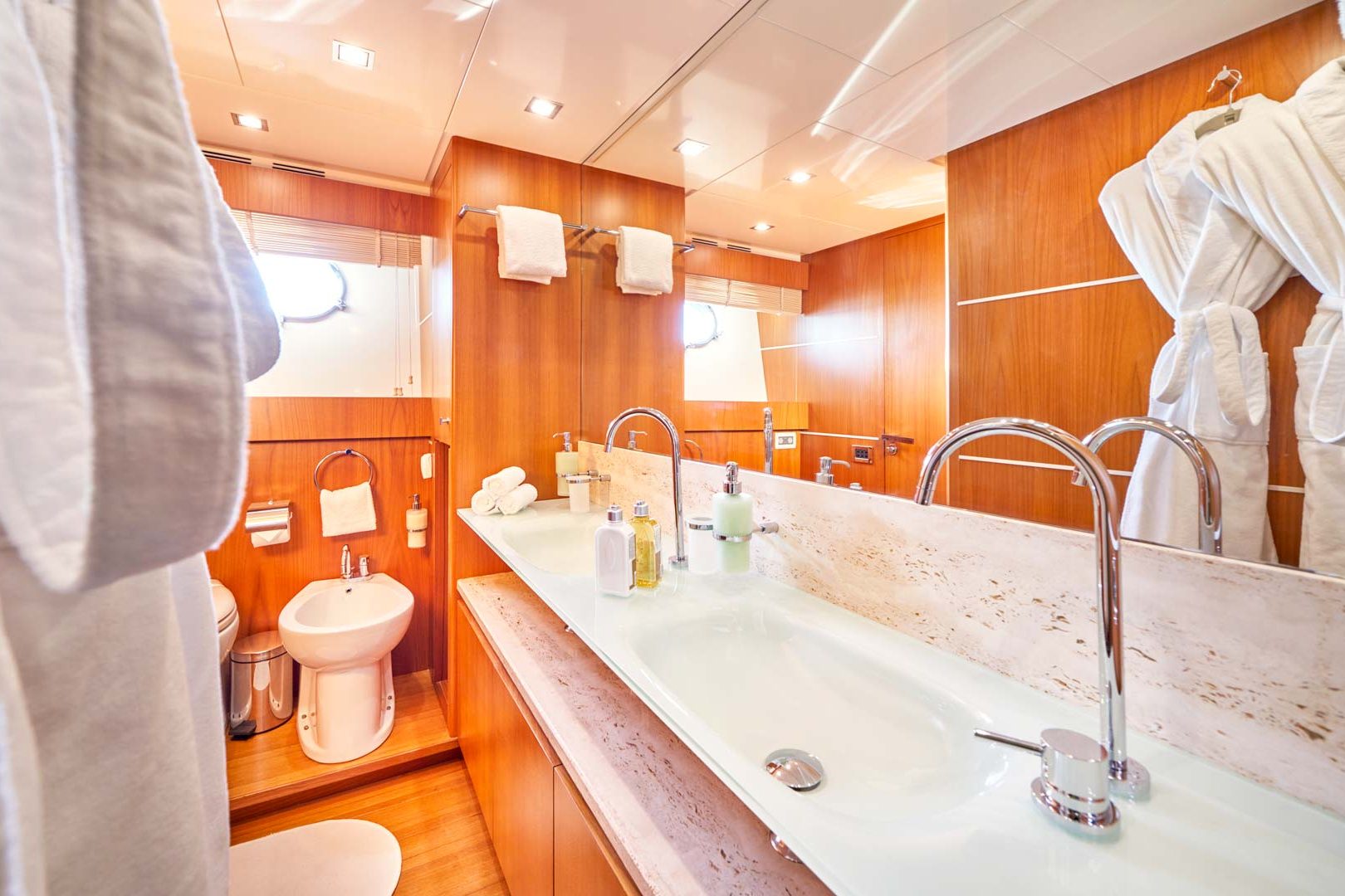 The luxury yacht Karisma Master toilette