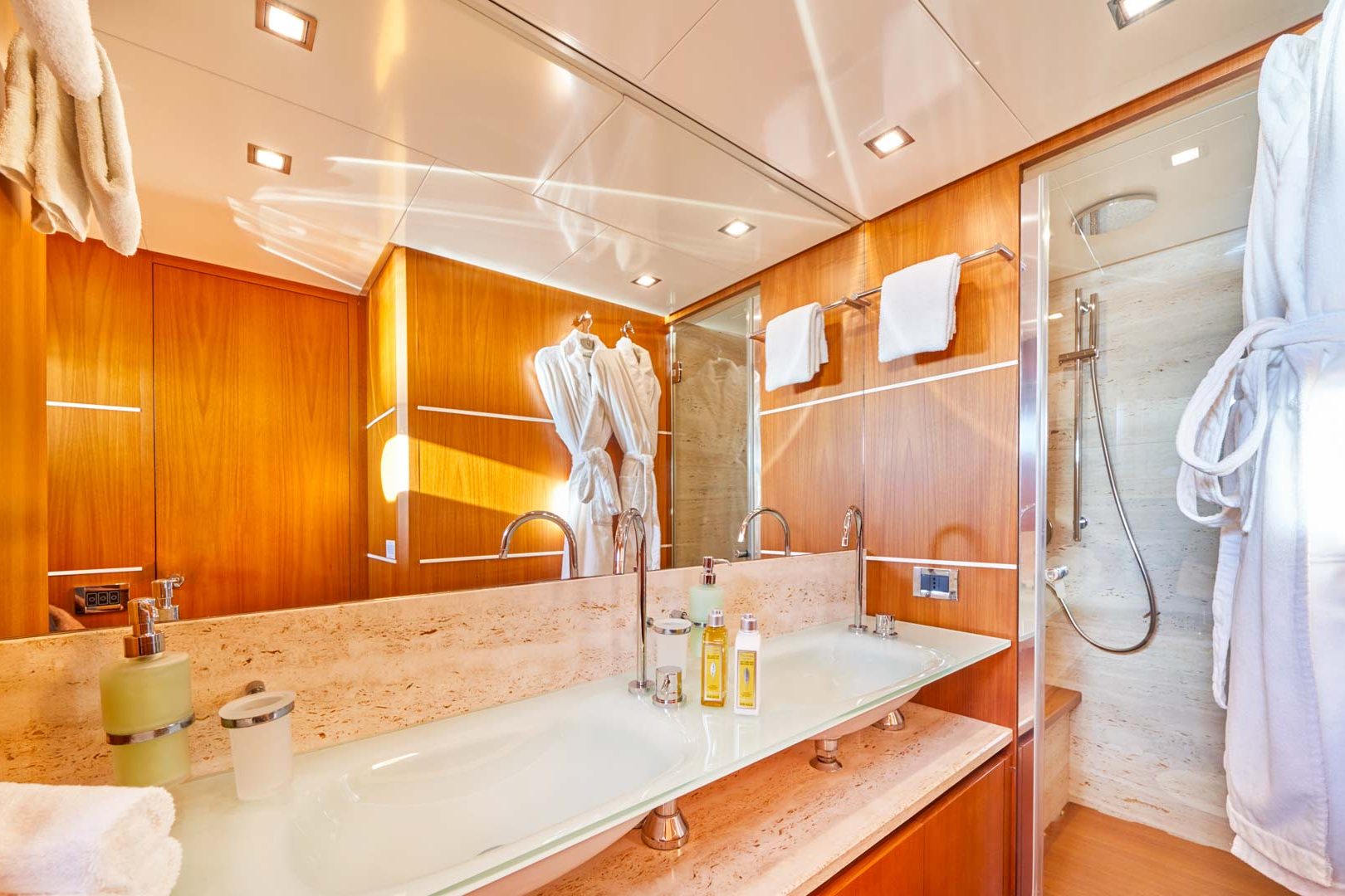 The luxury yacht Karisma VIP toilette