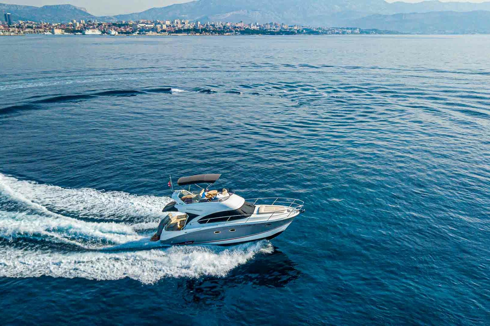 Motor Boat Antares 36 running