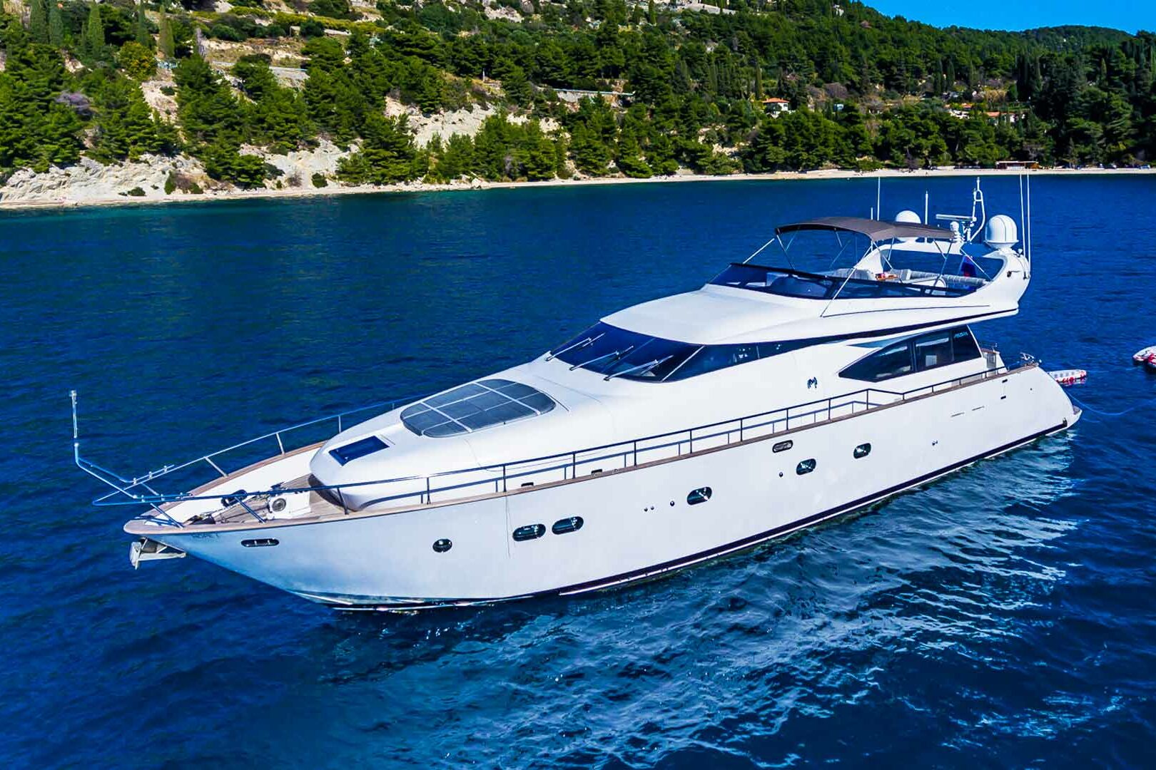 Luxury yacht Maiora Hope I sea side