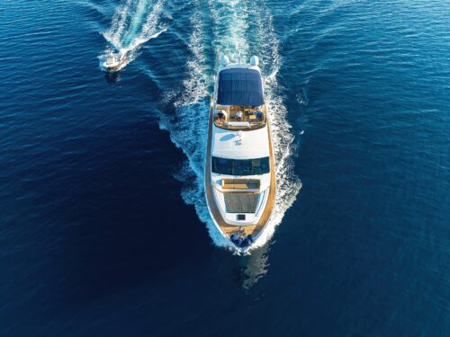 Luxury yacht Insieme cruising