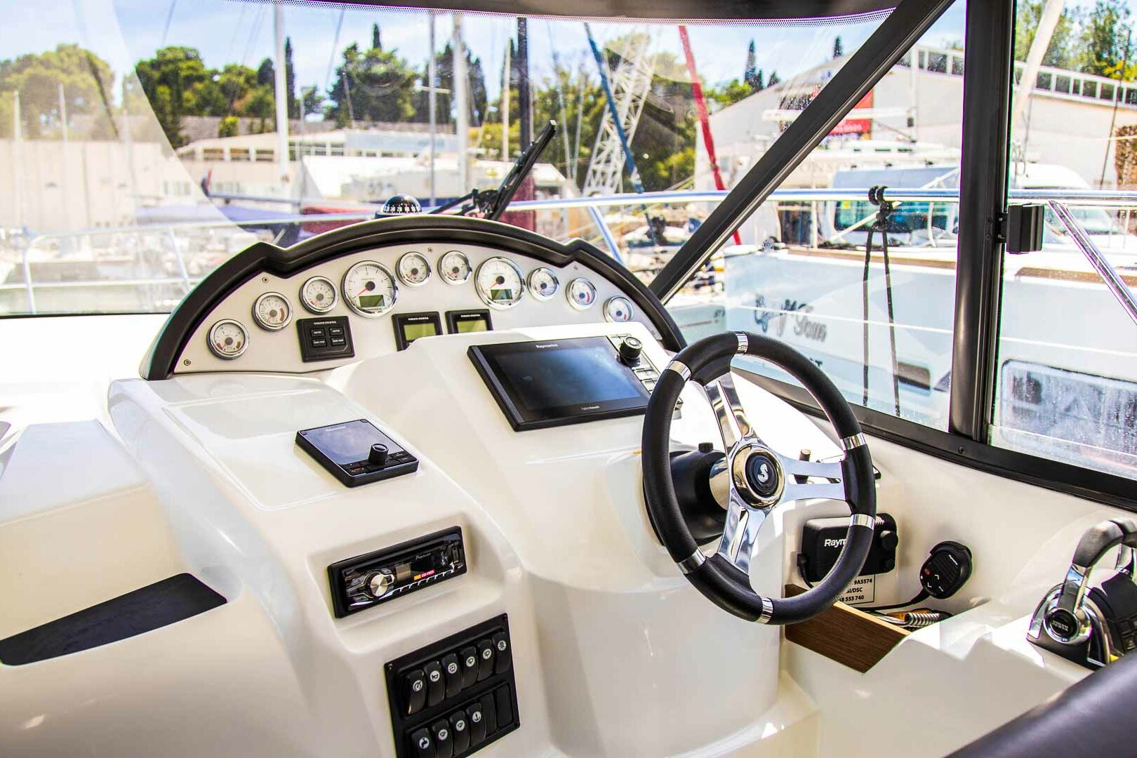 Motor Boat Antares 36 wheel