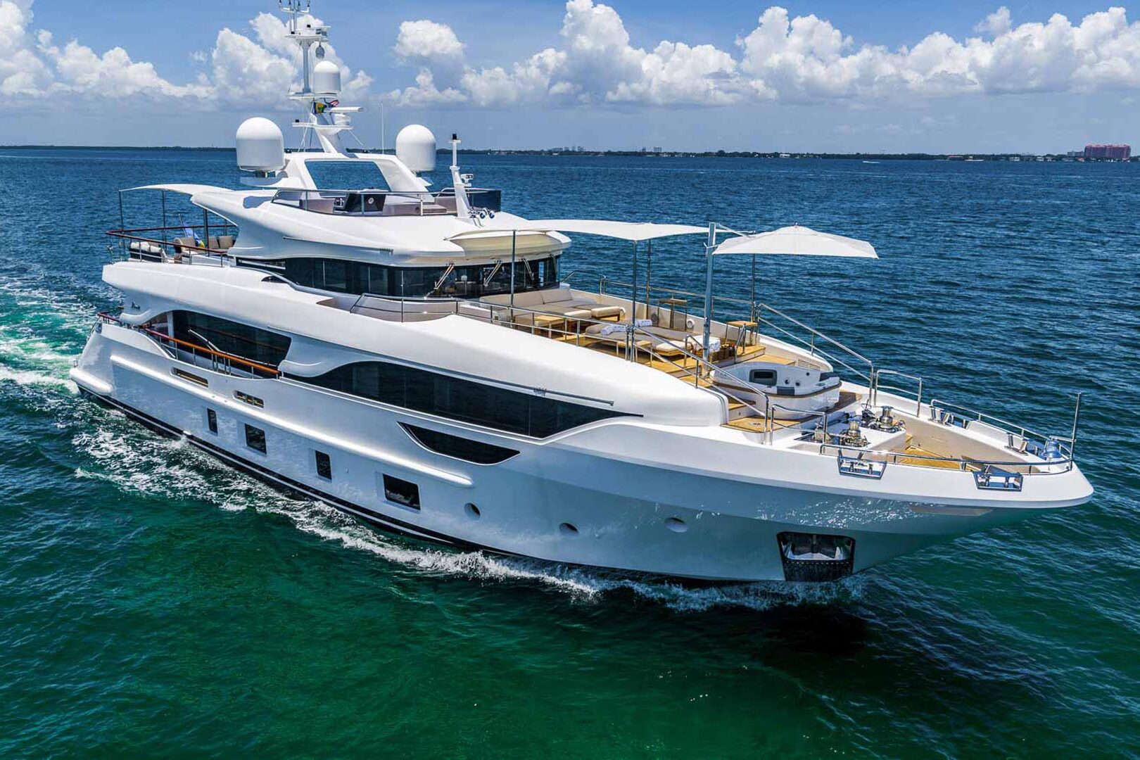 Luxury yacht Benetti Delfino 95 Profile