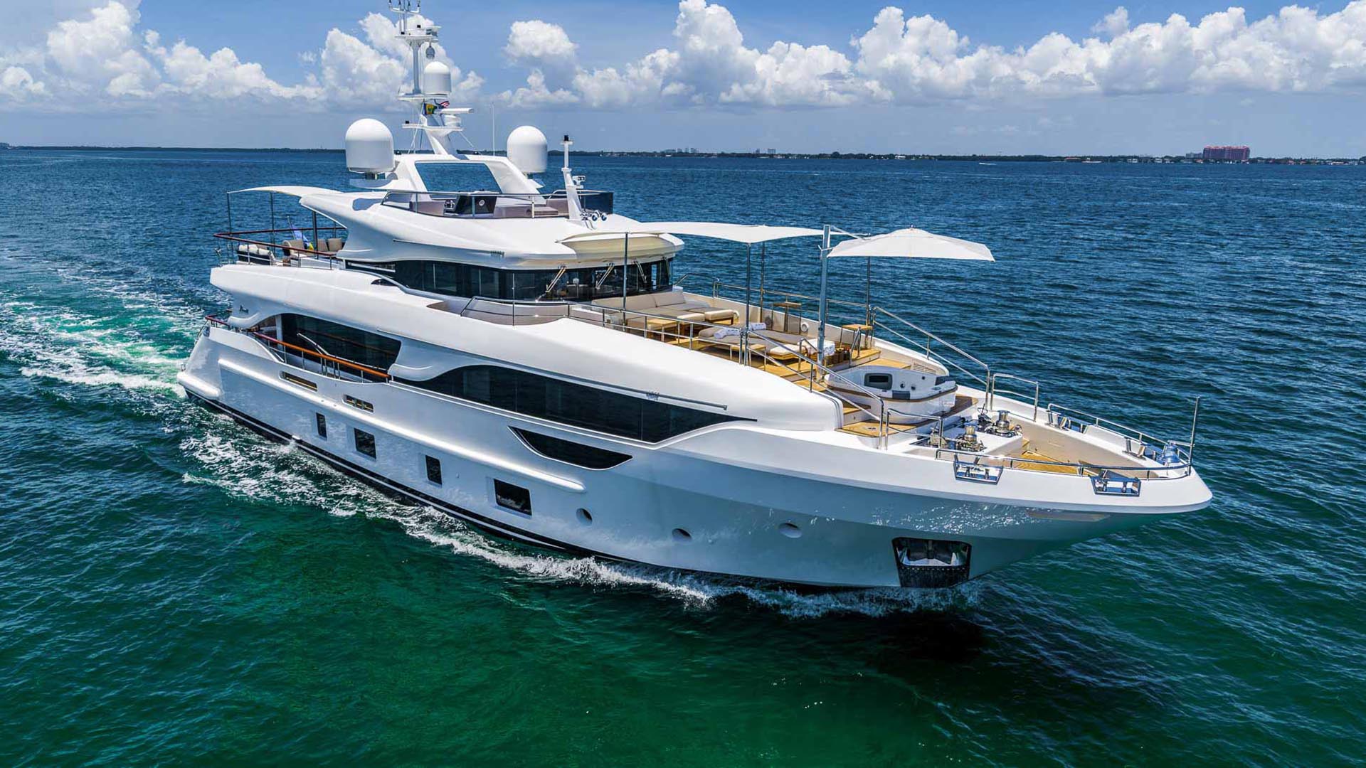 Luxury yacht Benetti Delfino 95 Profile