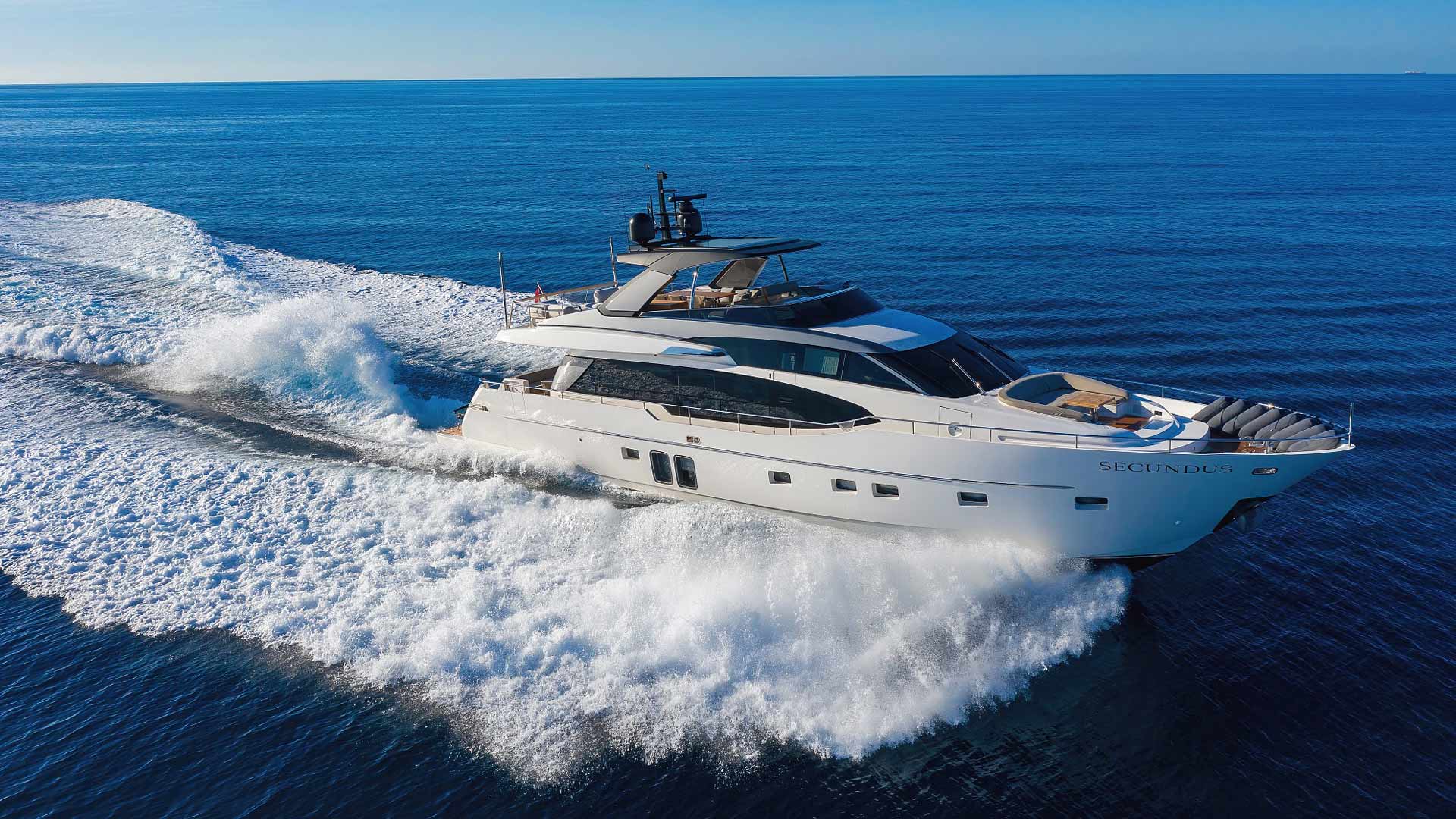 Luxury yacht Secundus sea running