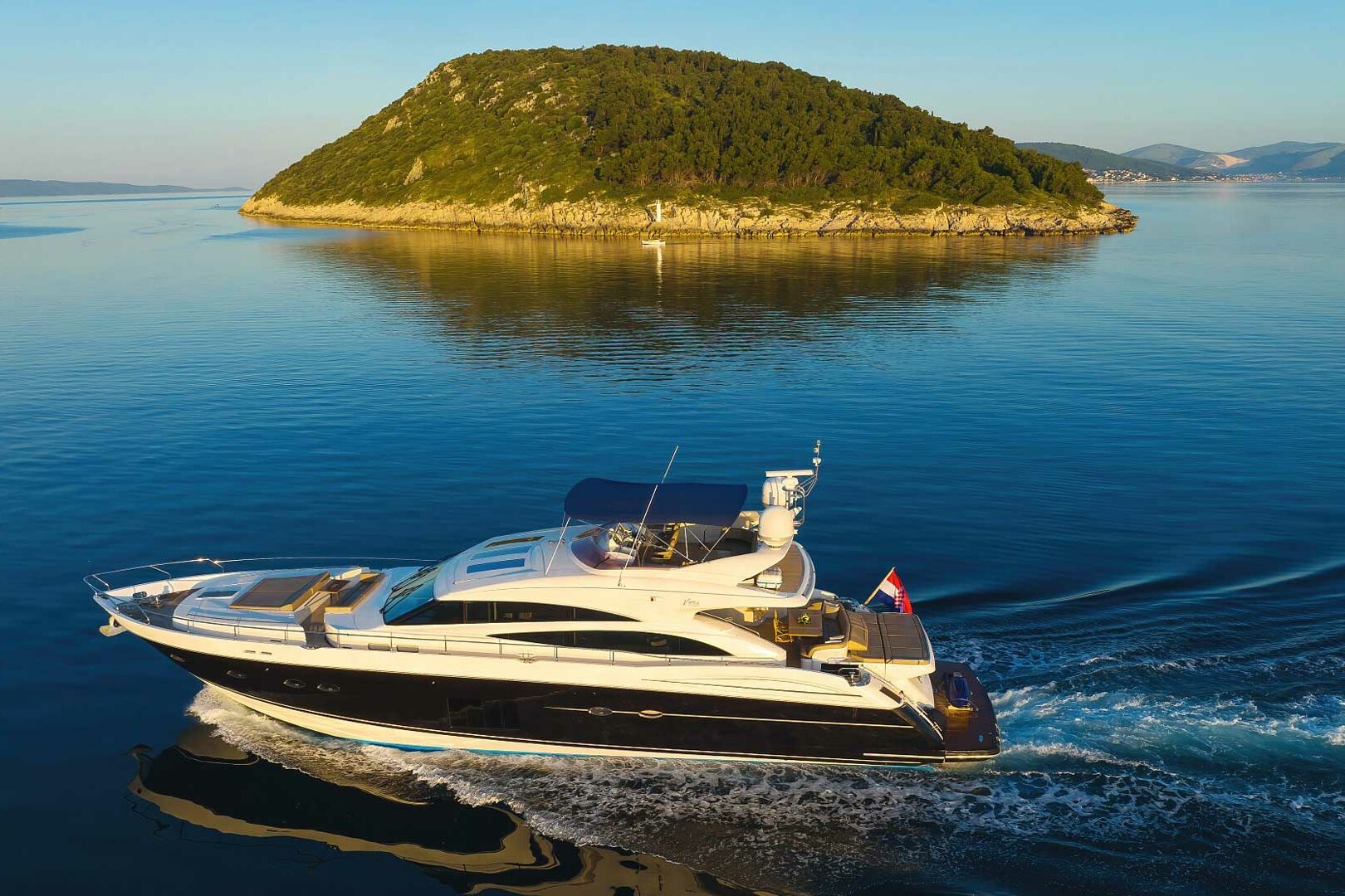 Luxury yacht Princess V85 Agave cruising