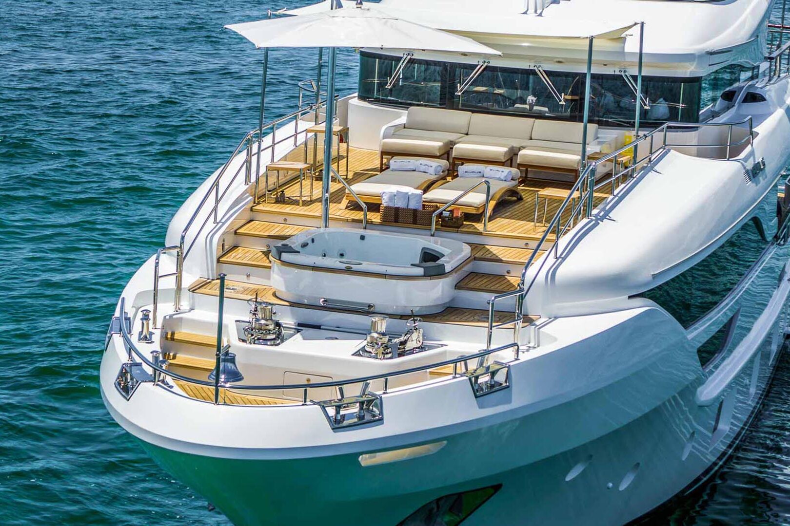 Benetti Delfino 95 bow