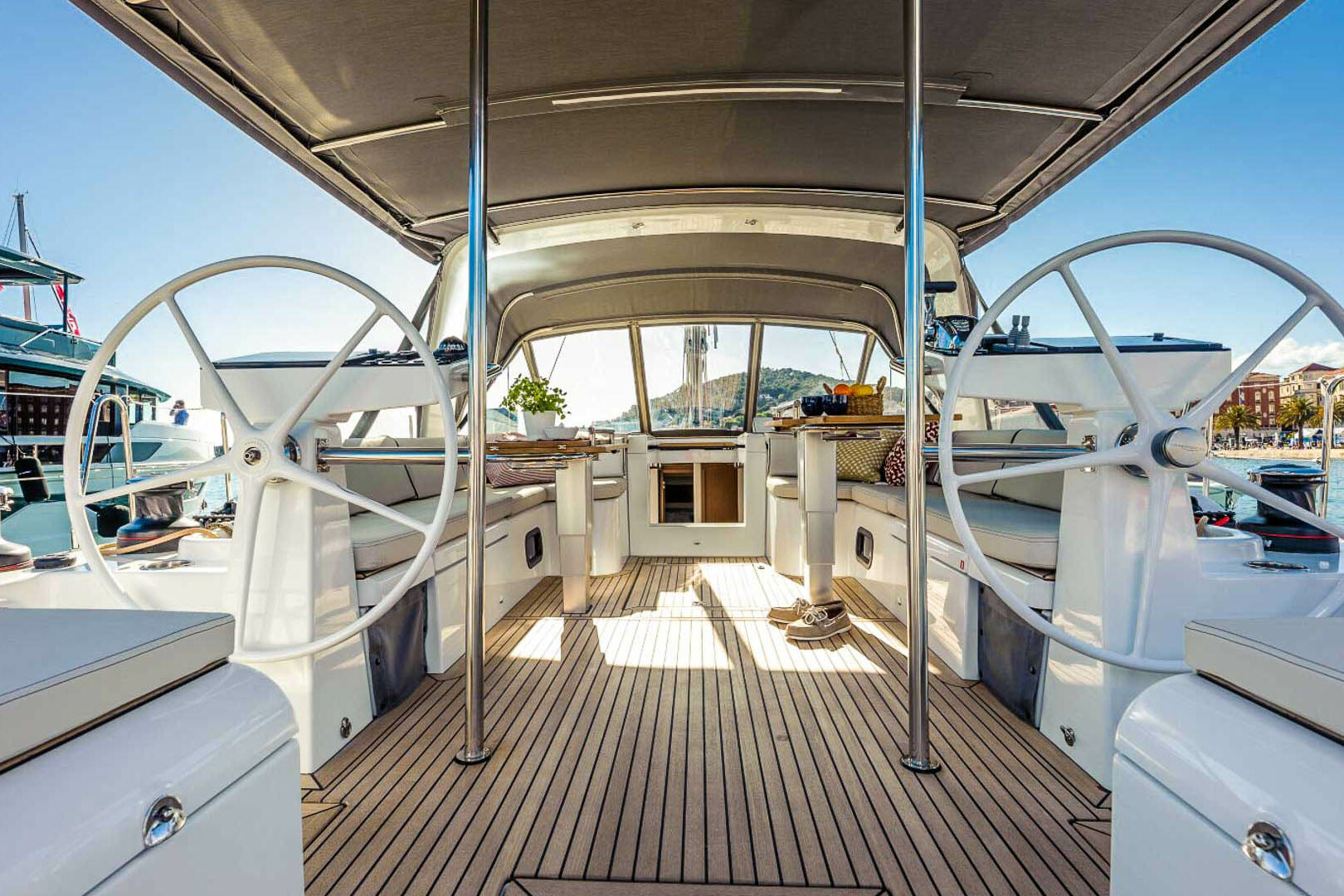 Oceanis Yacht 54 cockpit