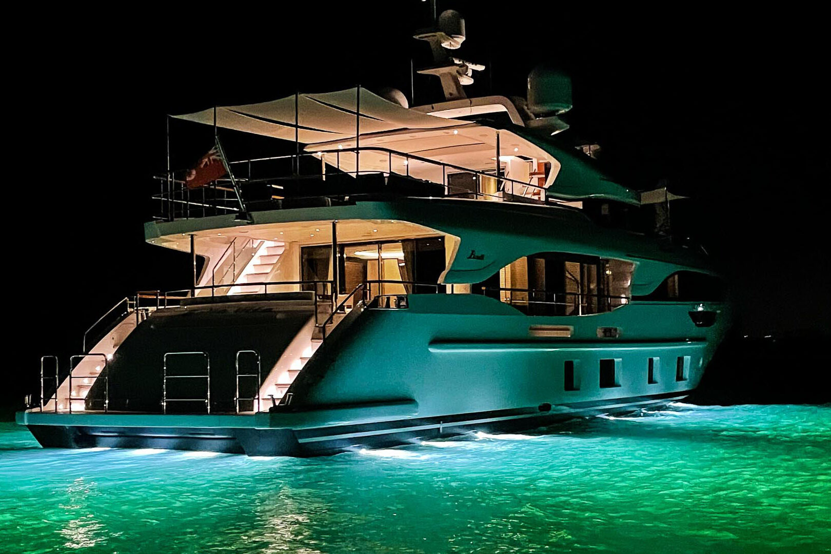 Benetti Delfino 95 night light