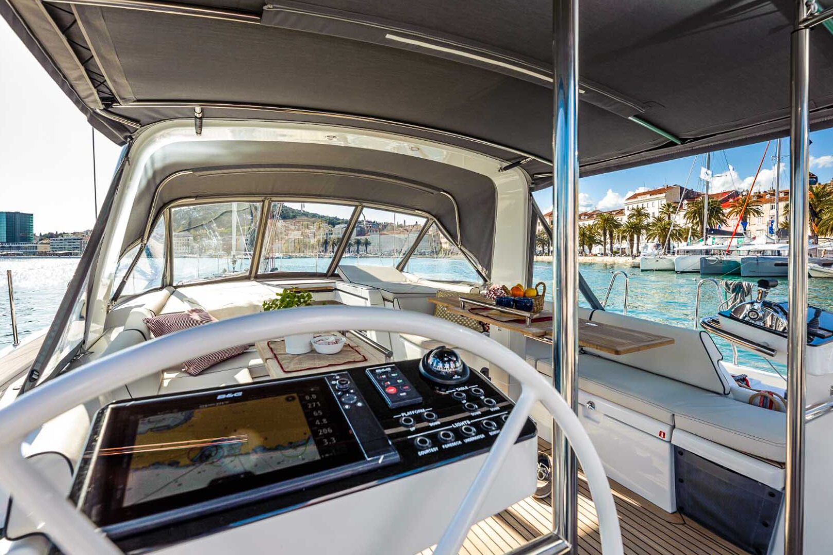 Oceanis Yacht 54 stern view