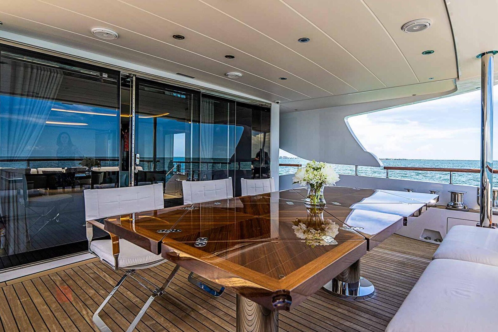 Benetti Delfino 95 Aft full table