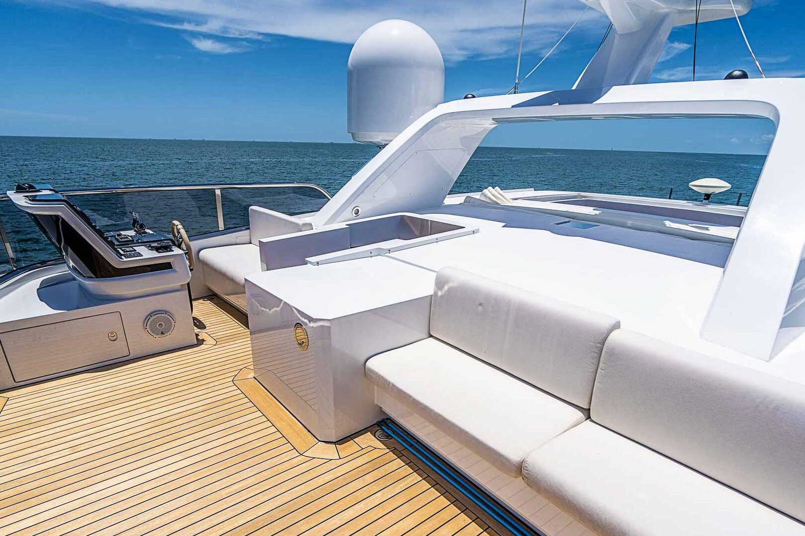 Benetti Delfino 95 Upper helm