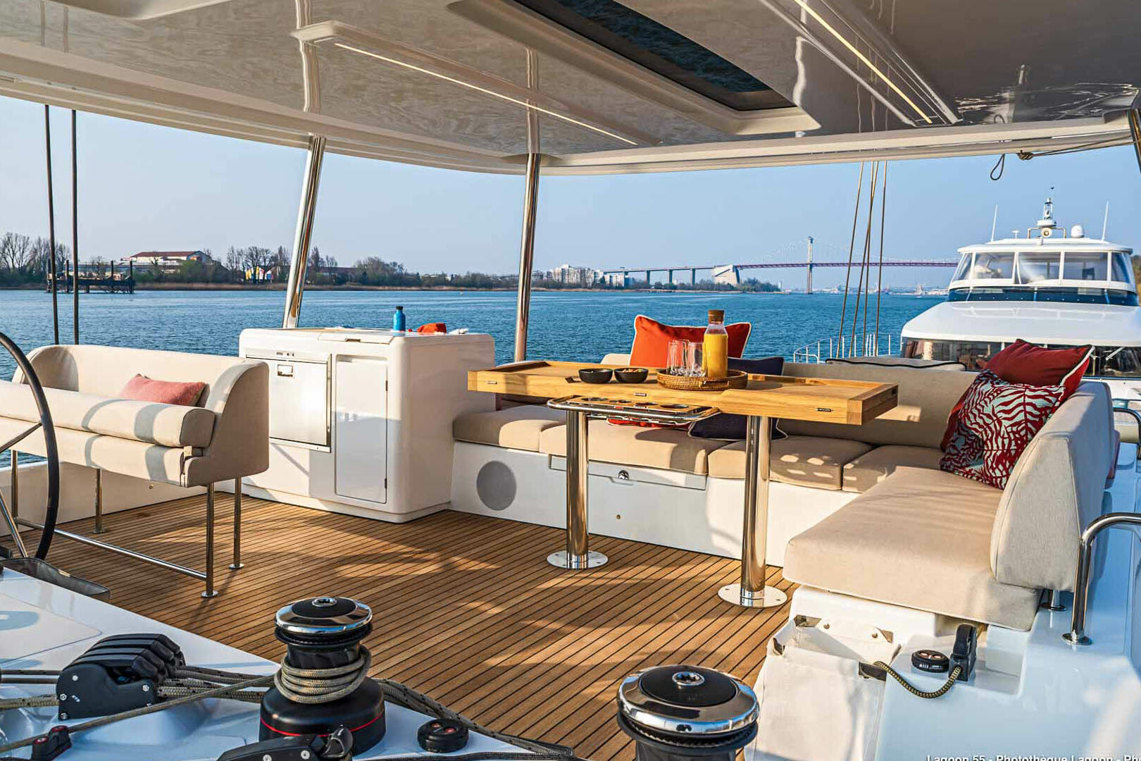 Lagoon 55 flybridge