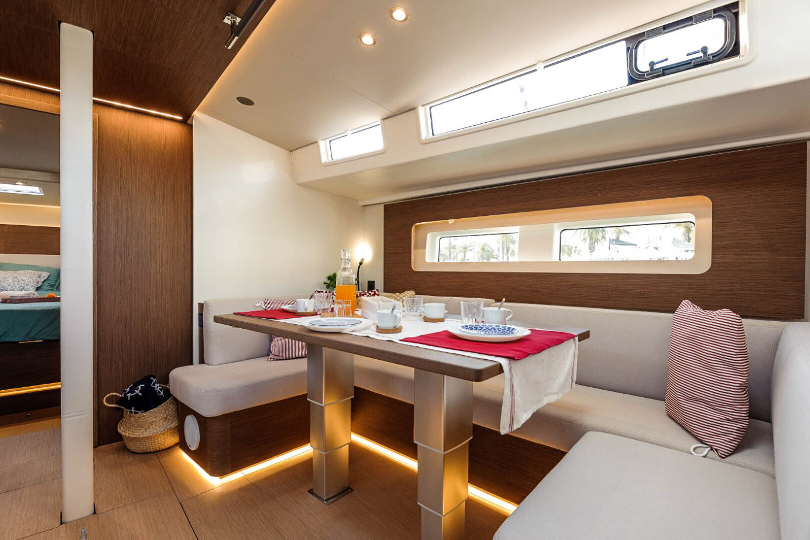 Oceanis Yacht 54 salon dining area