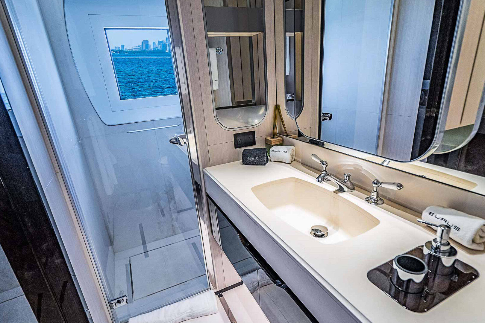 Benetti Delfino 95 VIP Head