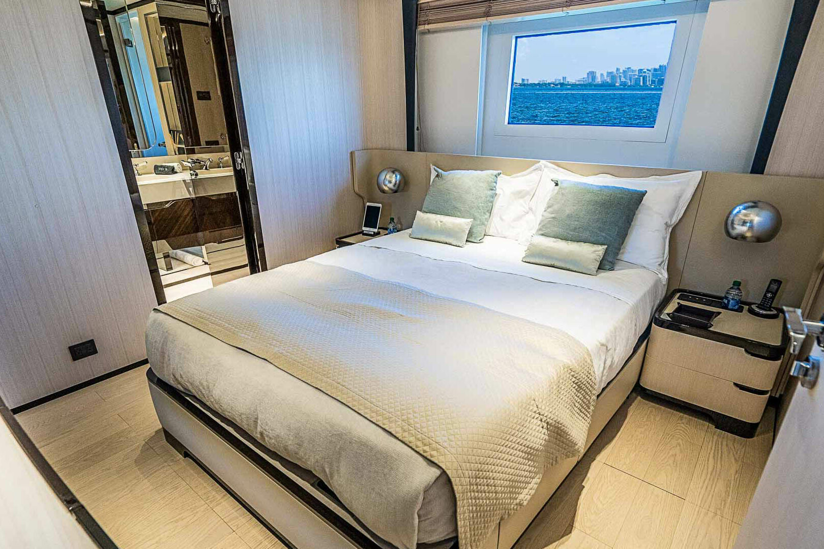 Benetti Delfino 95 Guest cabin