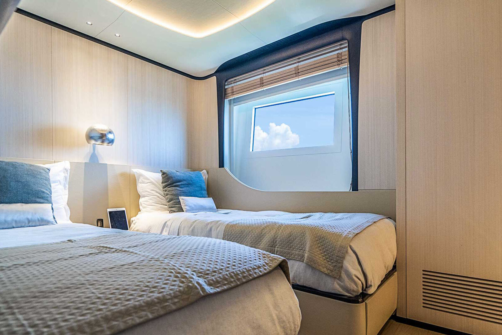 Benetti Delfino 95 Twin cabin