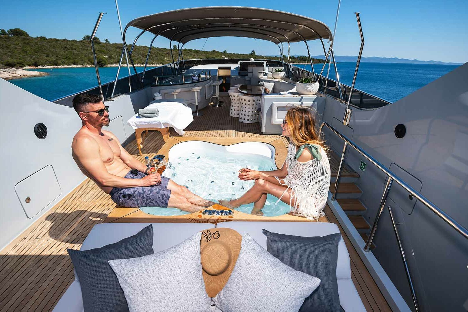 Anavi flybridge jacuzzi