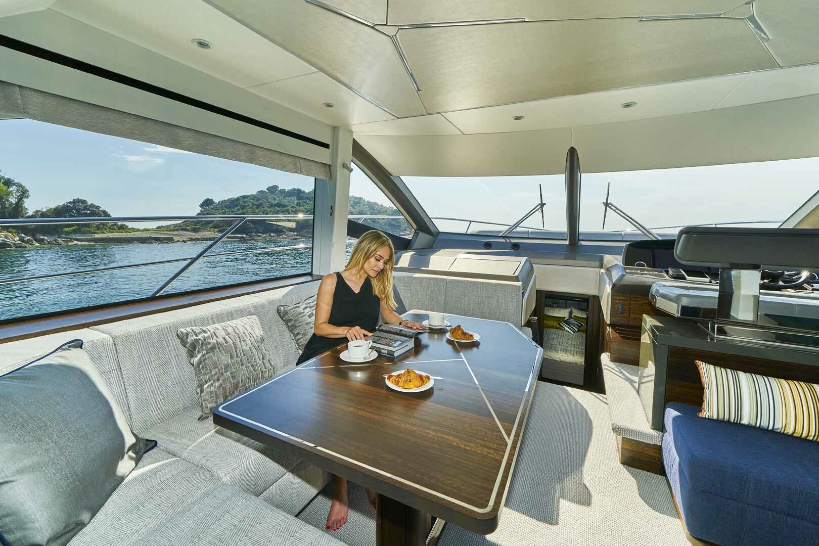 Sunseeker Manhattan 55 Apolo salon view