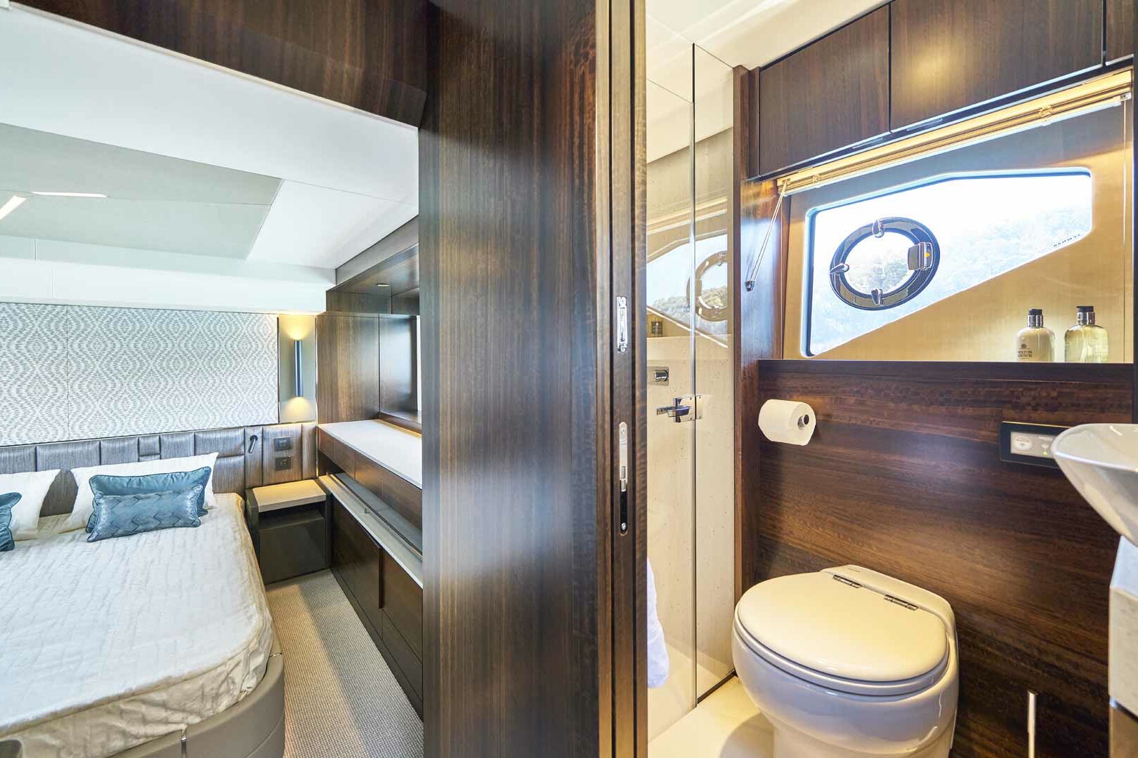 Sunseeker Manhattan 55 Apolo double bed cabin toilette