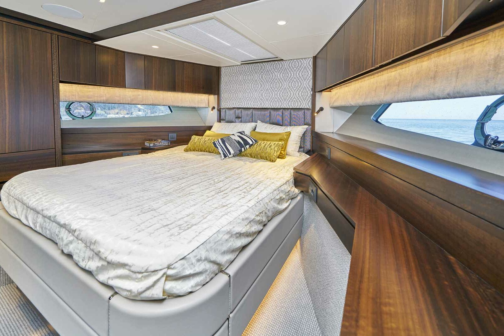 Sunseeker Manhattan 55 Apolo double bed view