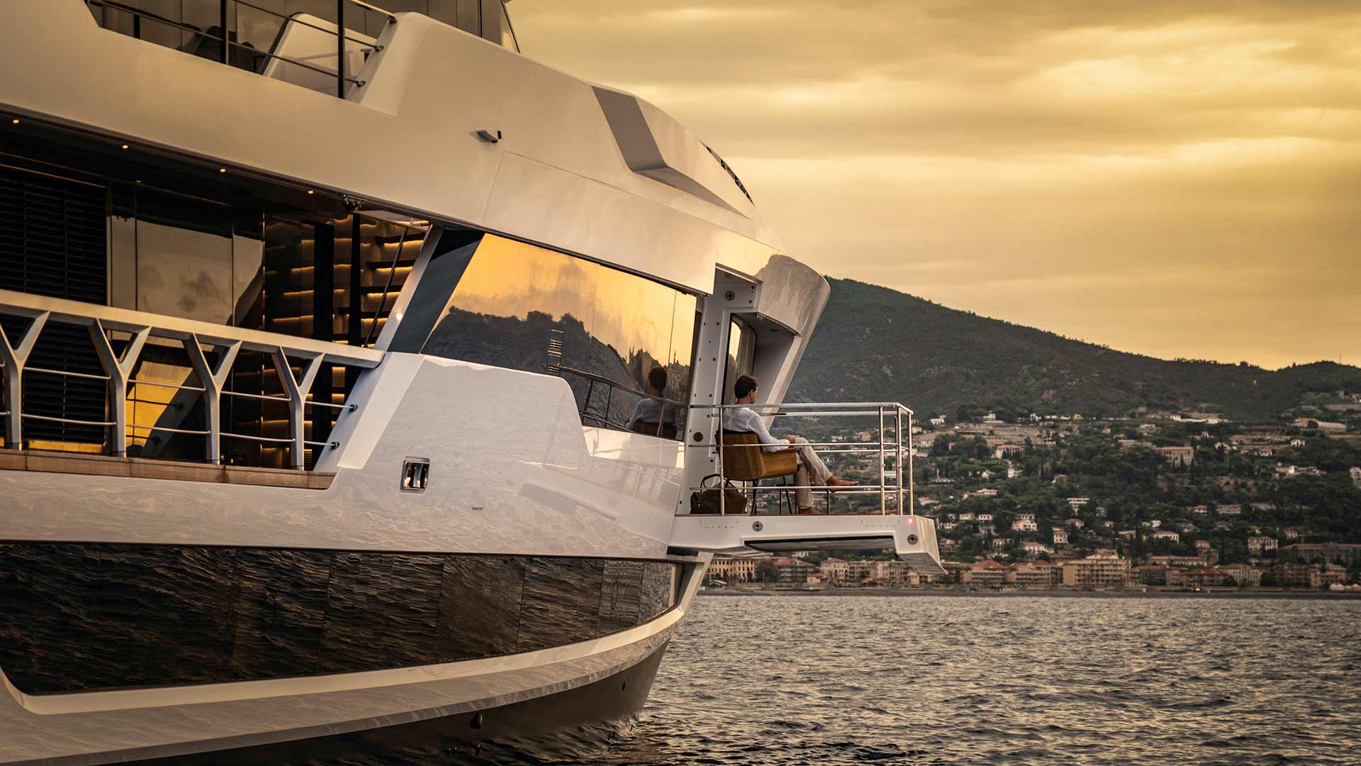 Superyacht Custom Line 140