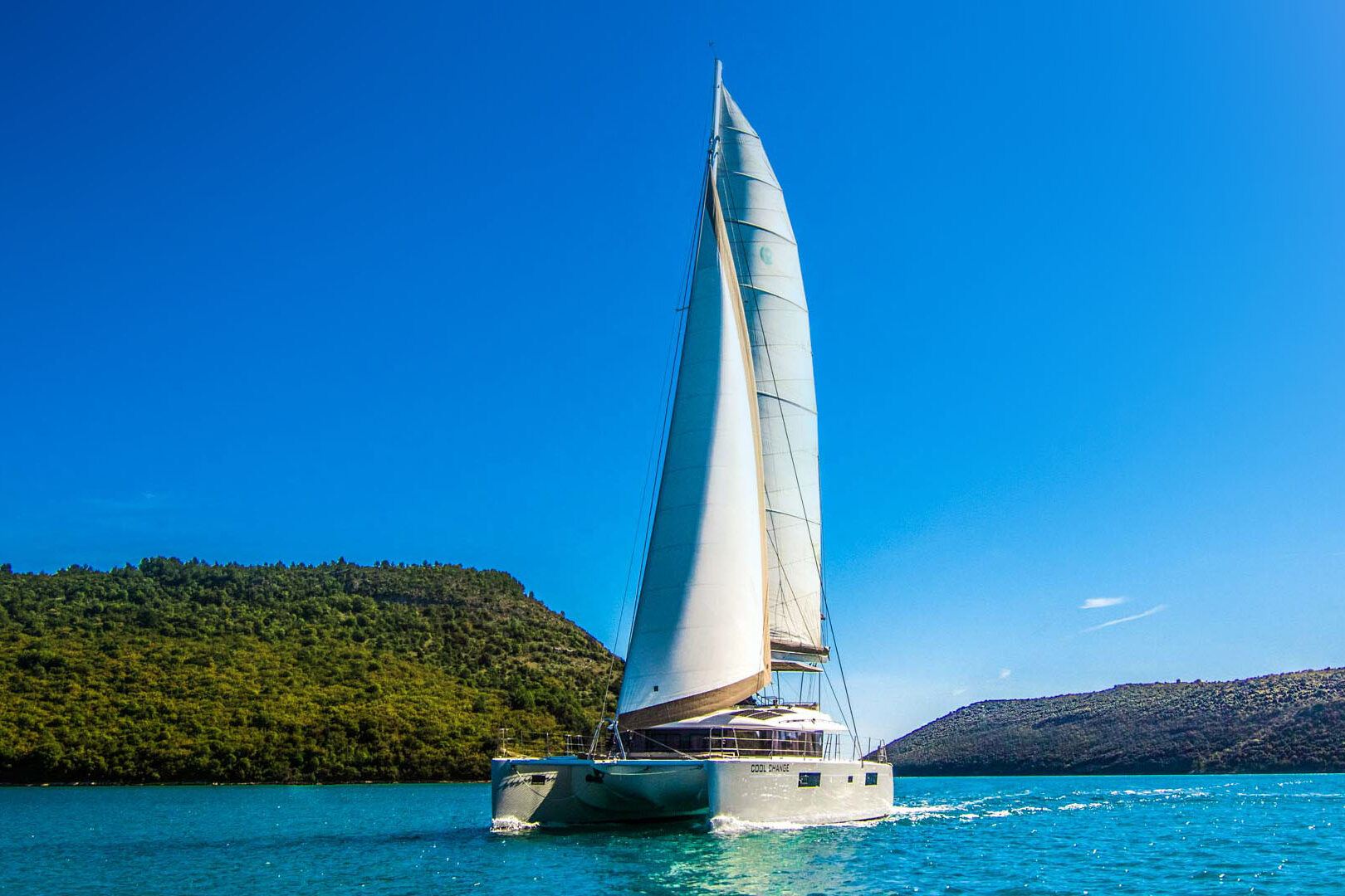 Luxury catamaran Lagoon 560 S2 sailing