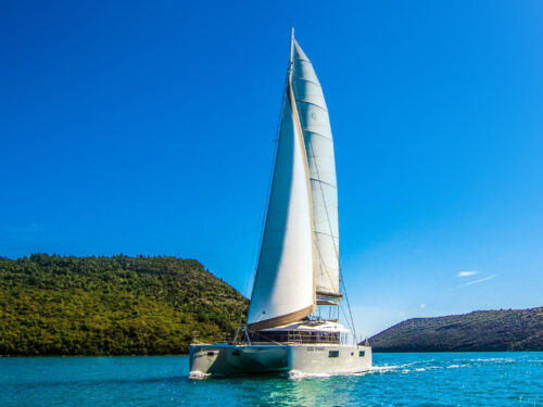 Luxury catamaran Lagoon 560 S2 sailing