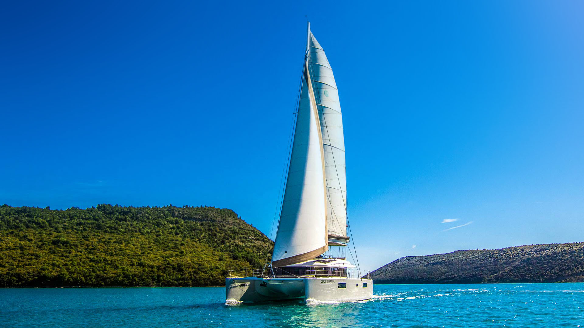 Luxury catamaran Lagoon 560 S2 sailing