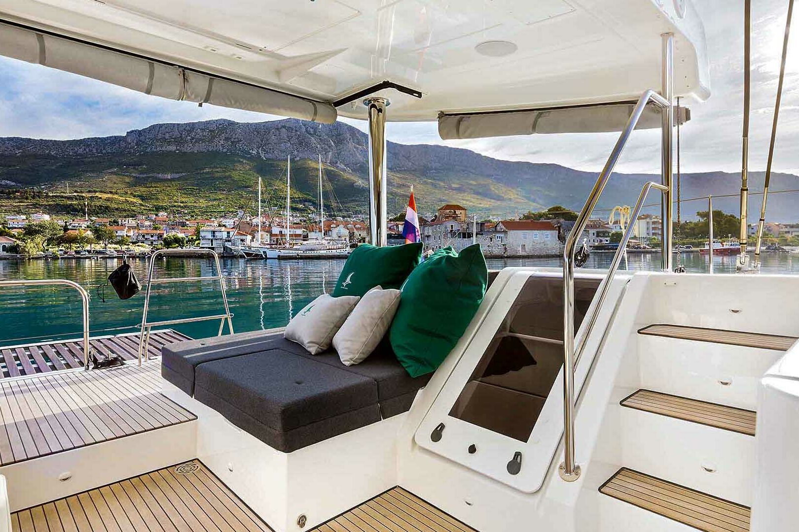 Lagoon 52 F aft sofa