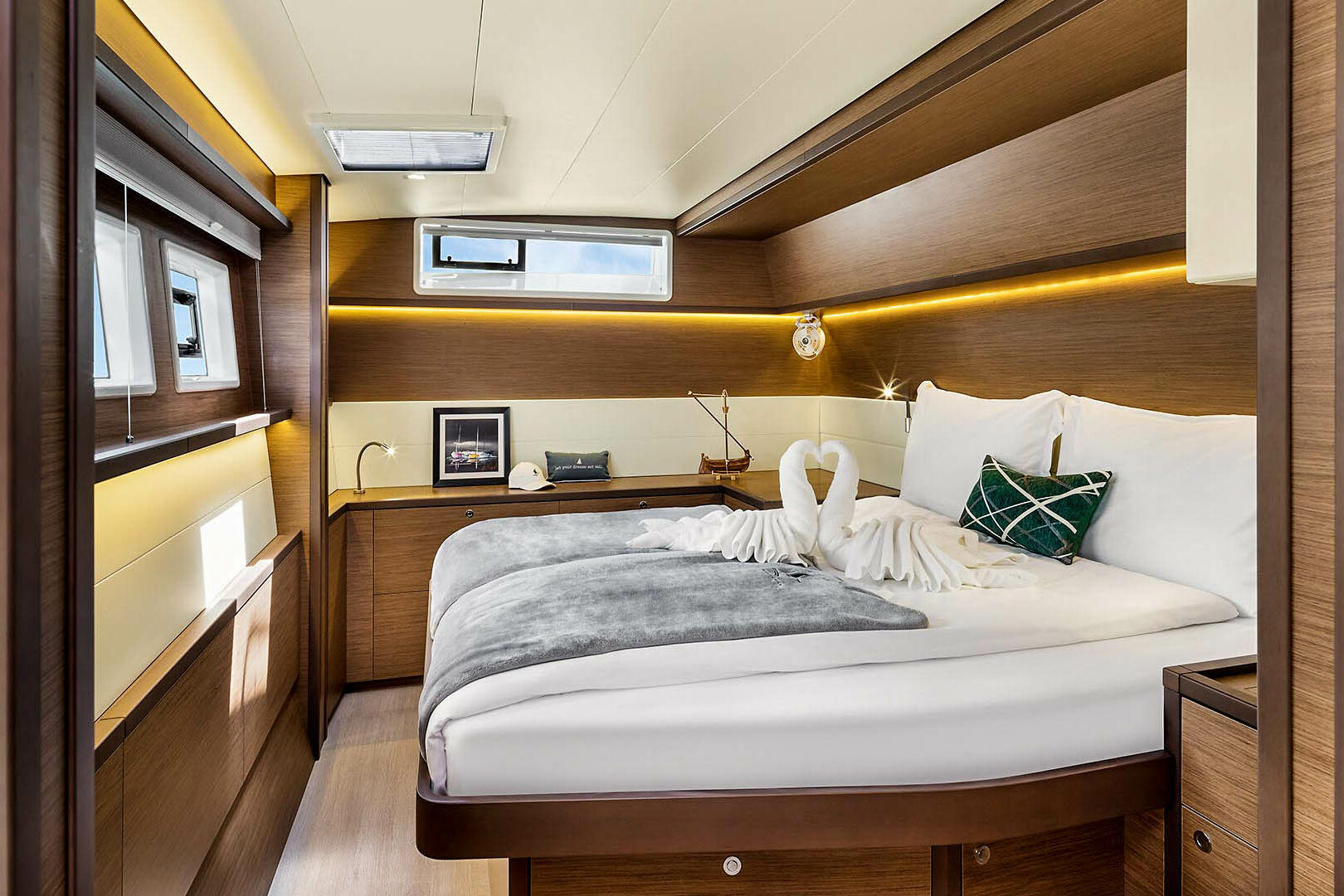 Lagoon 52 F Master cabin