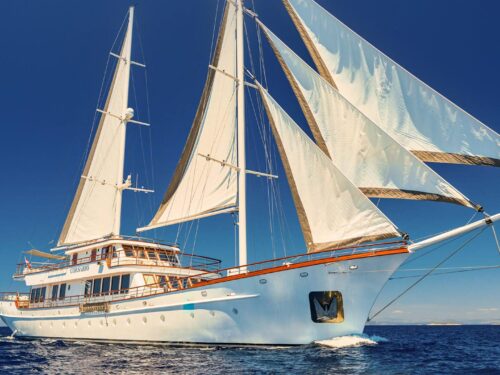 Luxury sailing yacht Corsario sailing