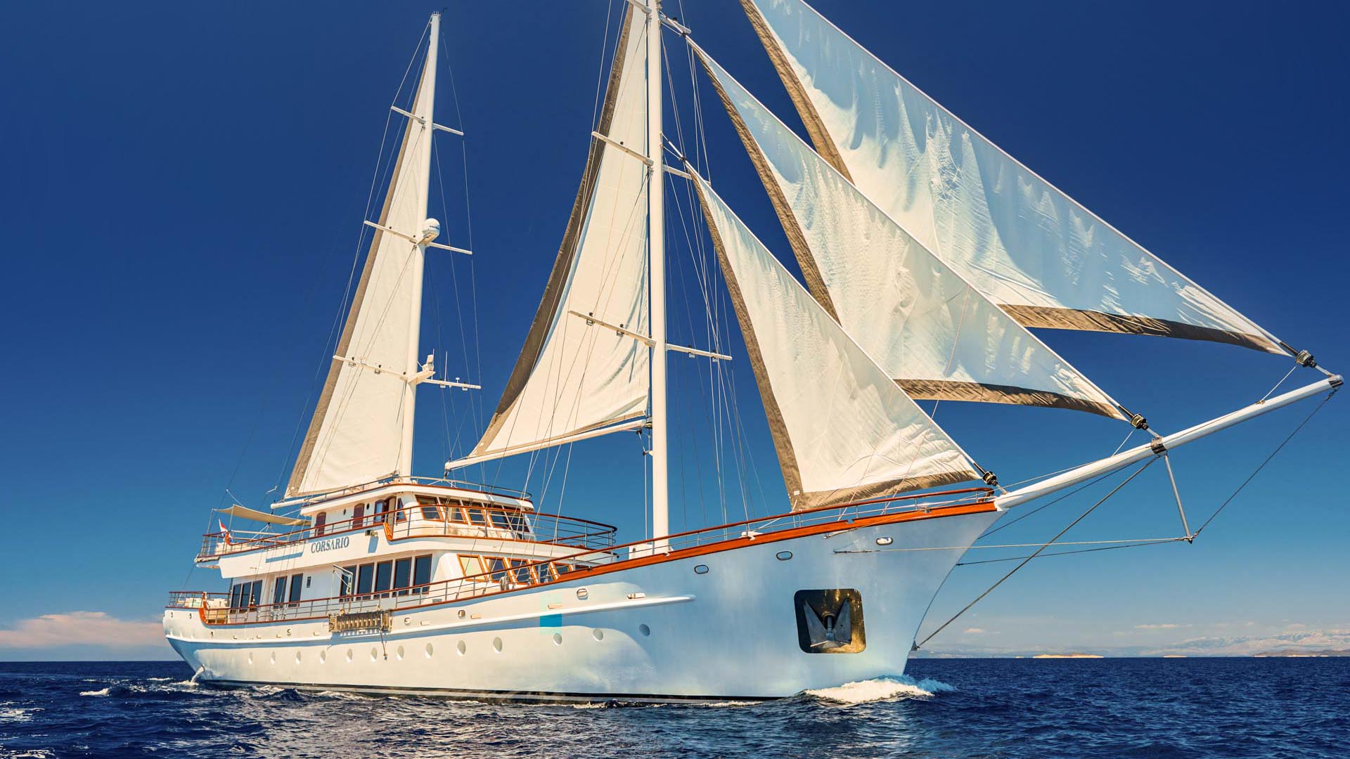 Luxury sailing yacht Corsario sailing