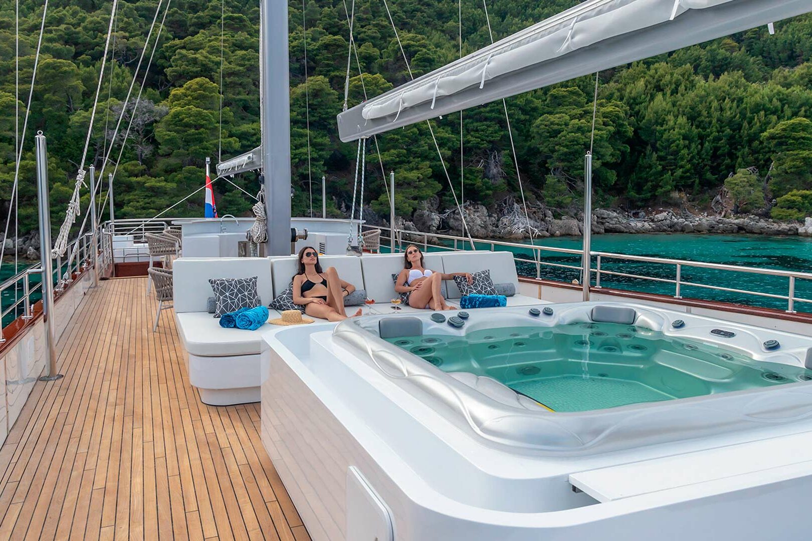 Luxury sailing yacht Nocturno Jacuzzi