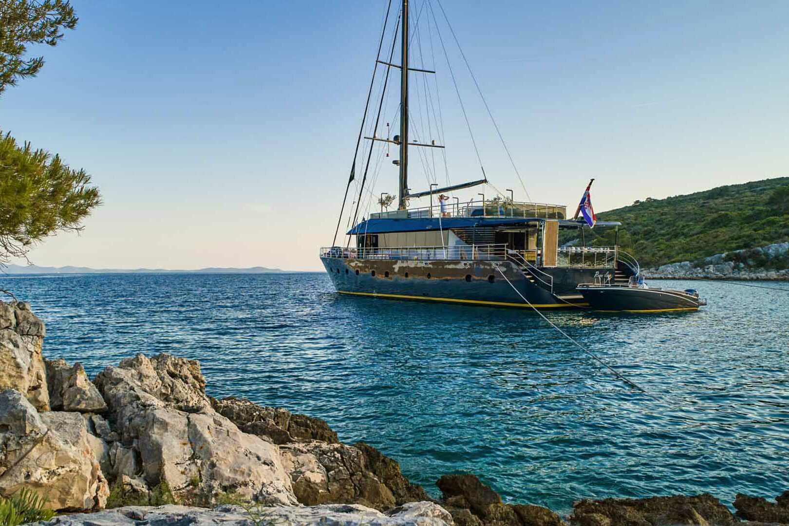 Luxury sailing yacht Rara Avis stern view