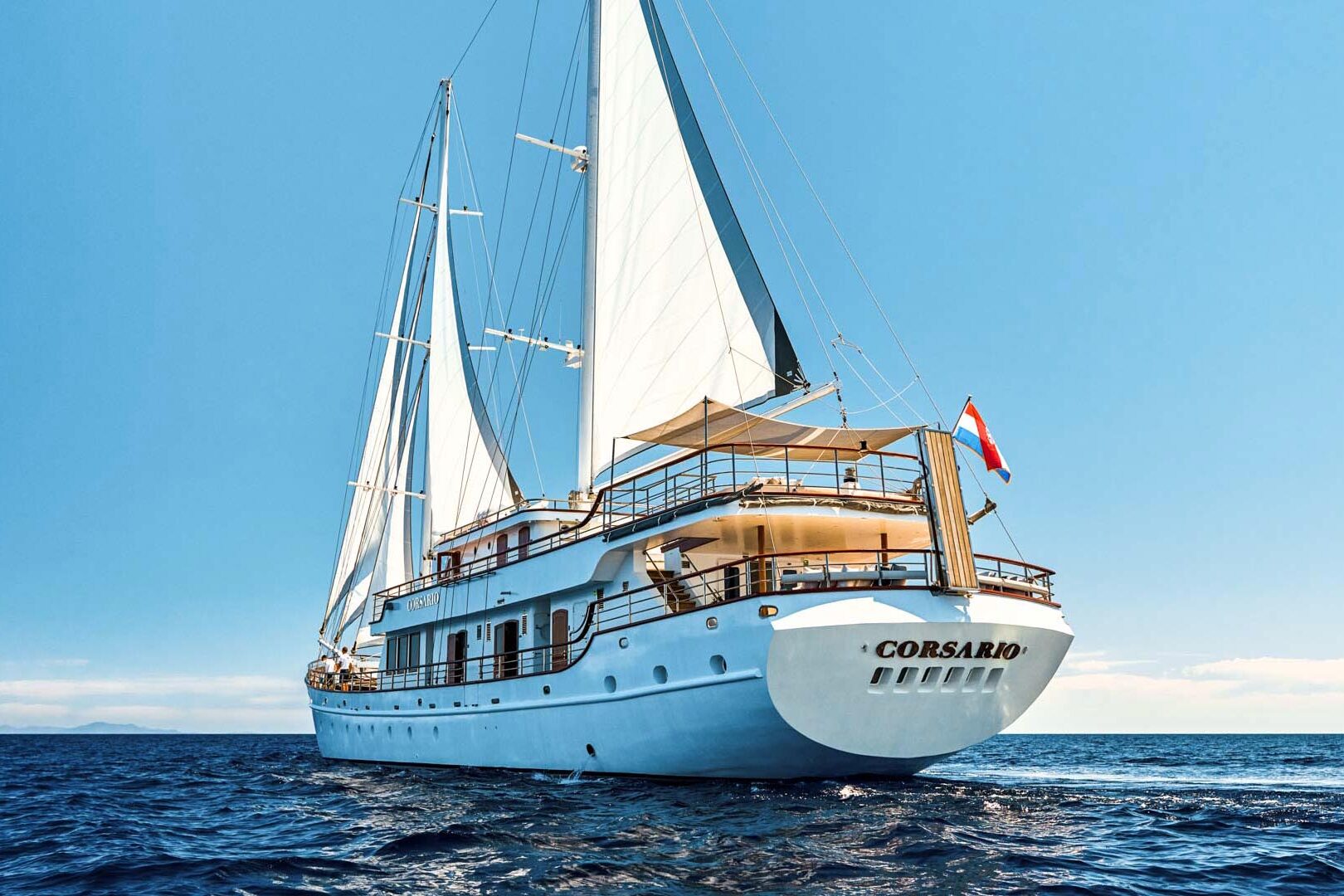Corsario sailing stern view