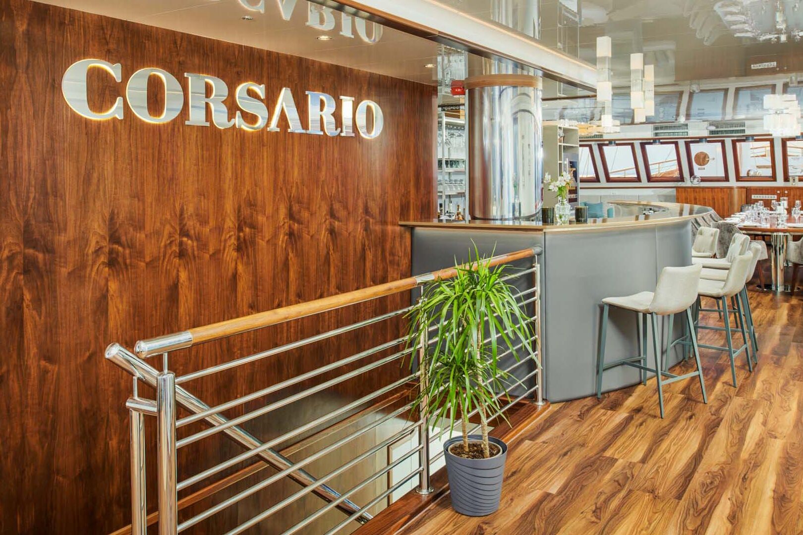 Corsario salon view