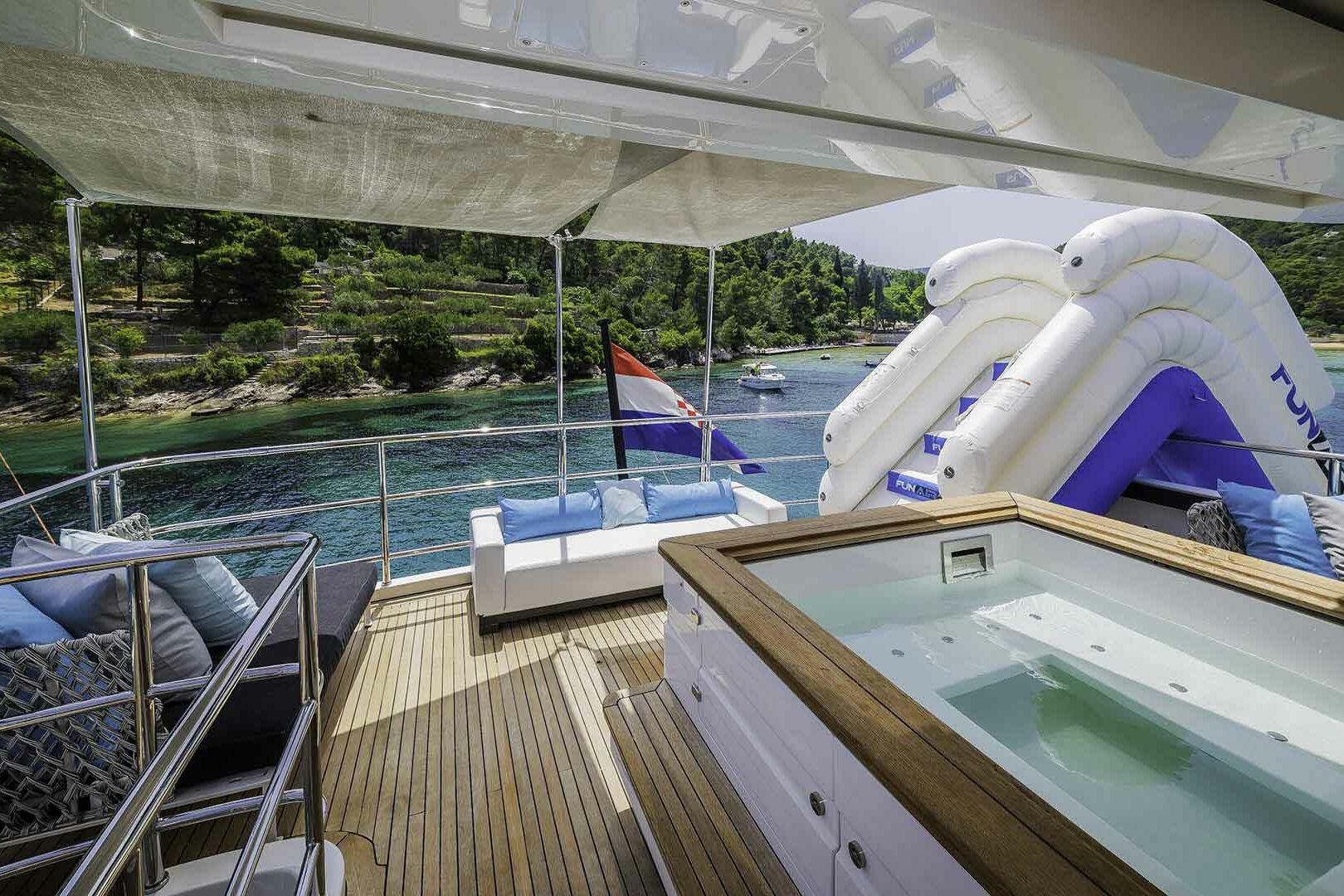 Ocean Drive flybridge jacuzzi