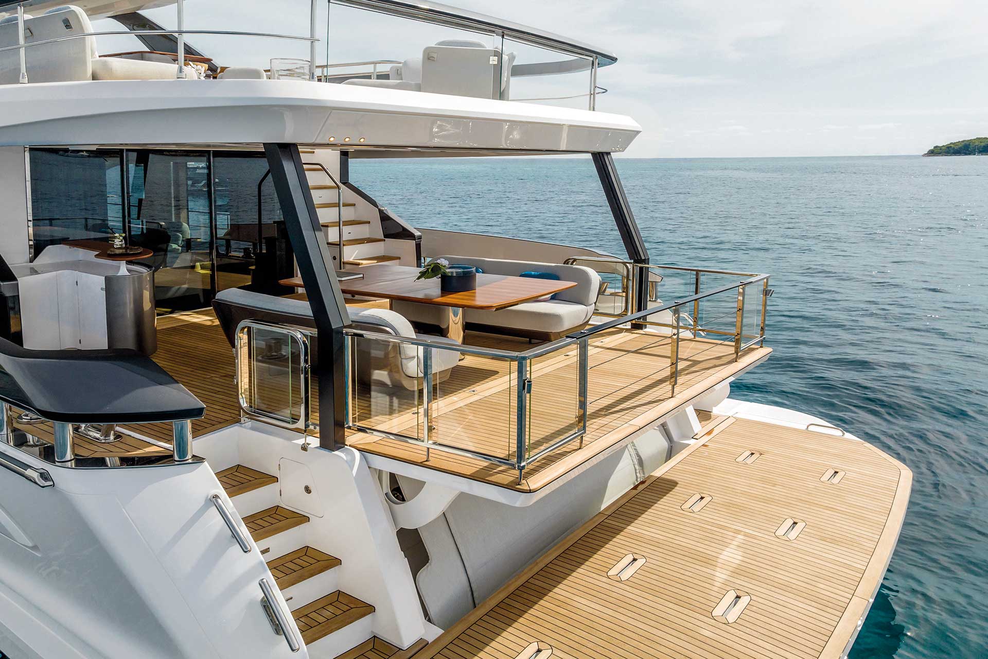 Azimut Grande 26 Decktodeck terrace