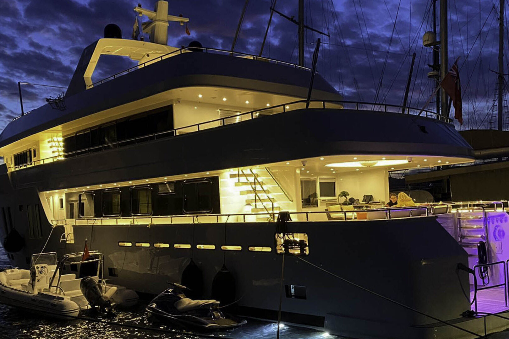 Luxury Saba yacht Apna aft view