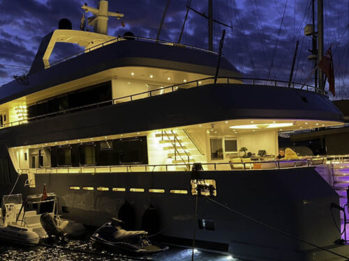 Luxury Saba yacht Apna aft view