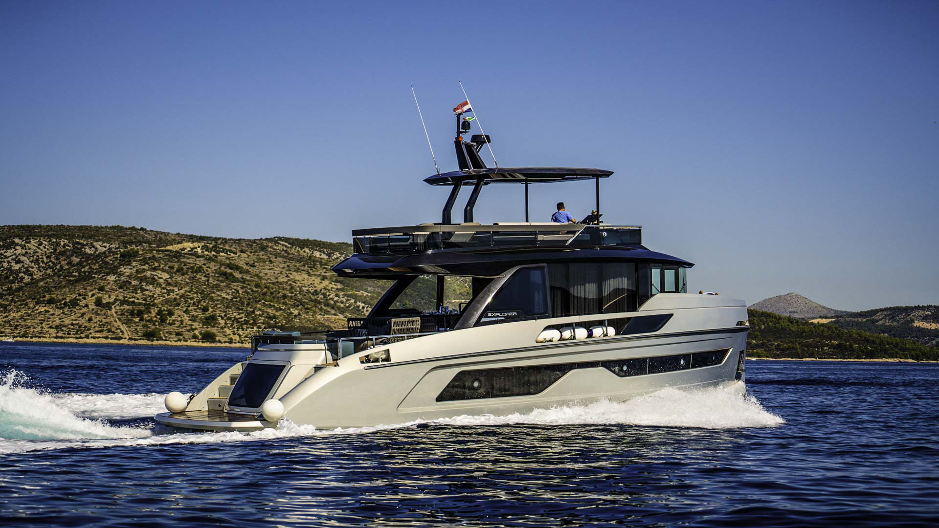 Luxury yacht Niko cruising