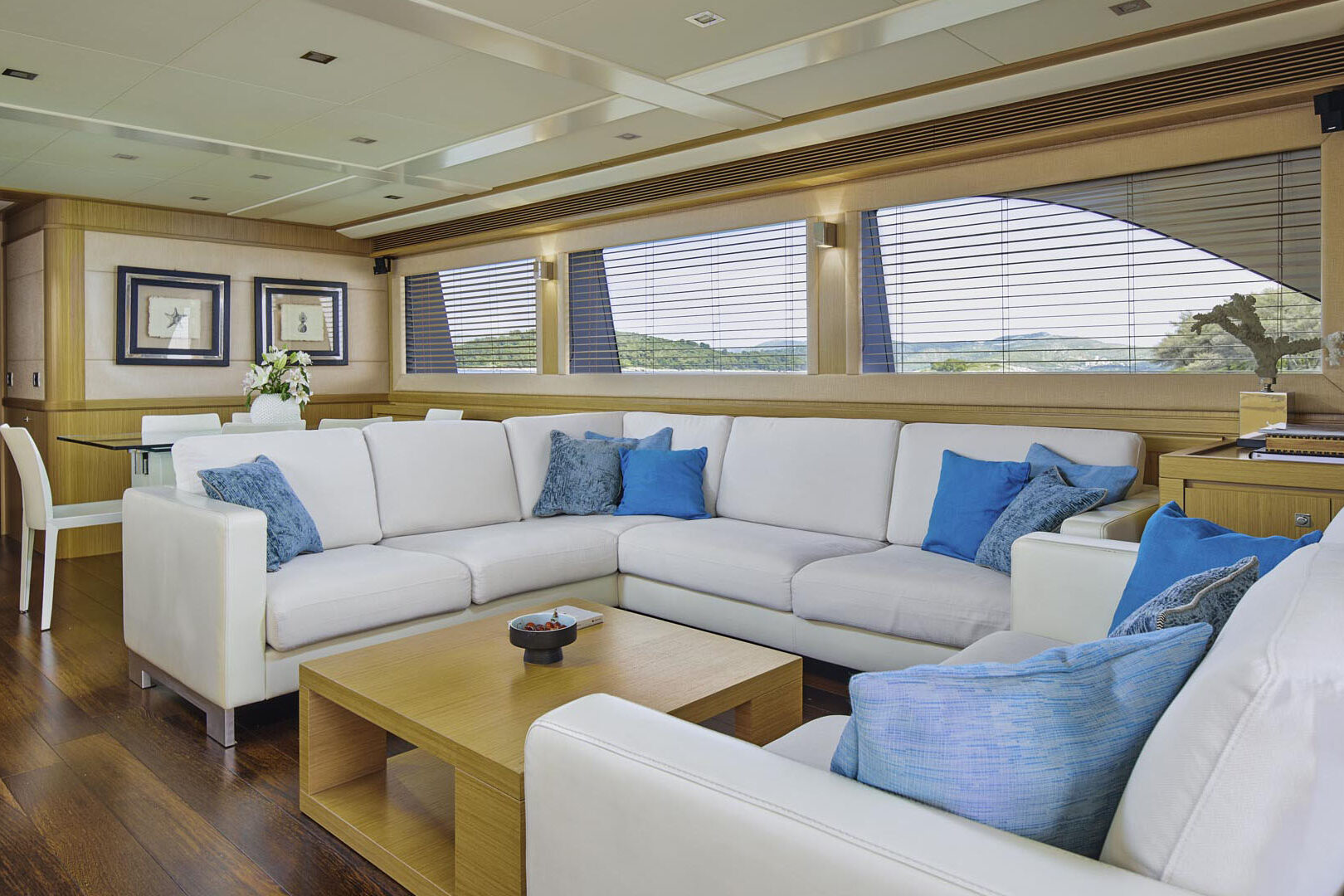 Luxury yacht Friend's boat inside lounging area