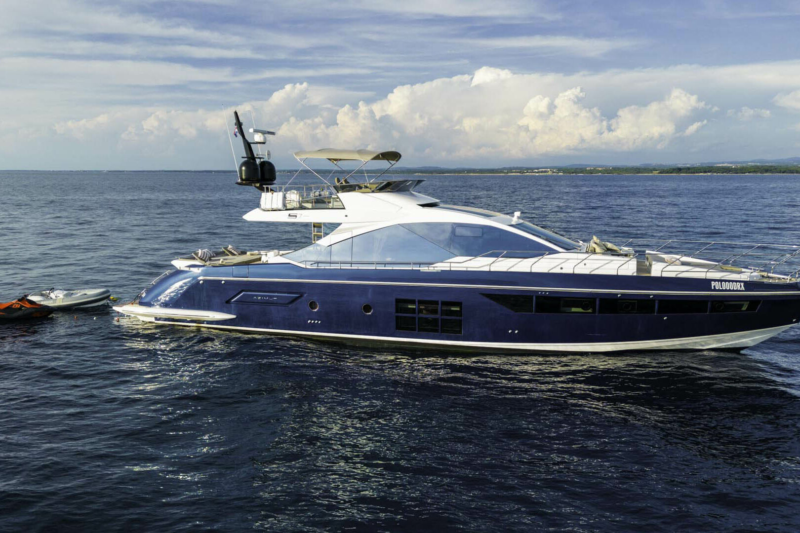 Luxury yacht Azimut S7 side view